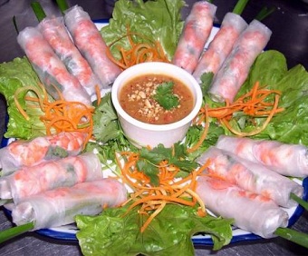 Gỏi cuốn t&ocirc;m thịt l&agrave; m&oacute;n ăn rất th&iacute;ch hợp trong ng&agrave;y h&egrave;