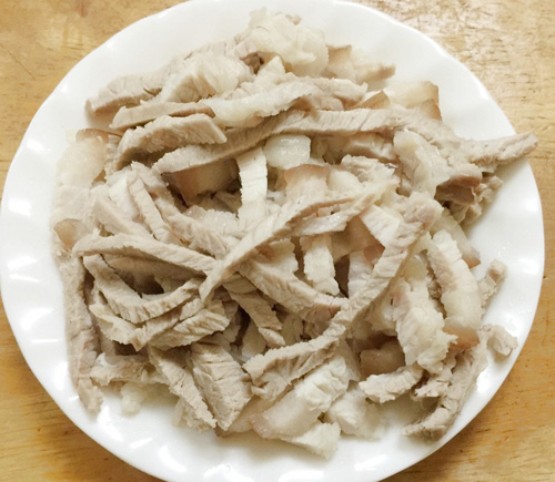 Thịt ba chỉ sau khi luộc cũng th&aacute;i sợi mỏng