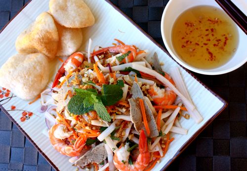M&oacute;n gỏi ng&oacute; sen gi&ograve;n rụm, trộn c&ugrave;ng với c&agrave; rốt, t&ocirc;m ăn được nhiều m&agrave; kh&ocirc;ng biết ch&aacute;n