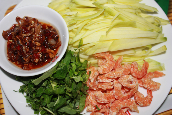Nguy&ecirc;n liệu l&agrave;m m&oacute;n gỏi xo&agrave;i xanh t&ocirc;m kh&ocirc; rất đơn giản v&agrave; dễ mua