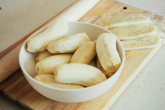 Chuối ch&iacute;n b&oacute;c vỏ, cắt l&aacute;t dọc