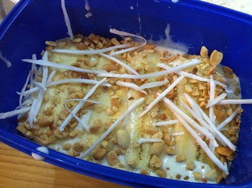 Xếp c&aacute;c nguy&ecirc;n liệu v&agrave;o hộp rồi cho v&agrave;o tủ lạnh