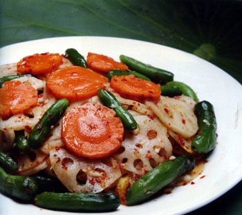 C&aacute;ch l&agrave;m kim chi ng&oacute; sen kh&aacute; đơn giản, chỉ cần ch&uacute;t kh&eacute;o l&eacute;o, tỉ mỉ