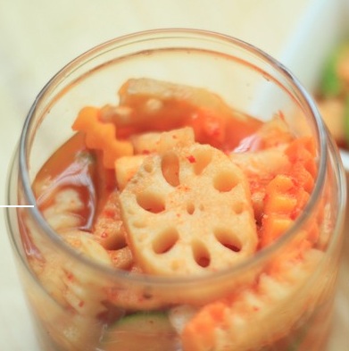 Kim chi ng&oacute; sen l&agrave; một m&oacute;n ăn quen thuộc ở H&agrave;n Quốc