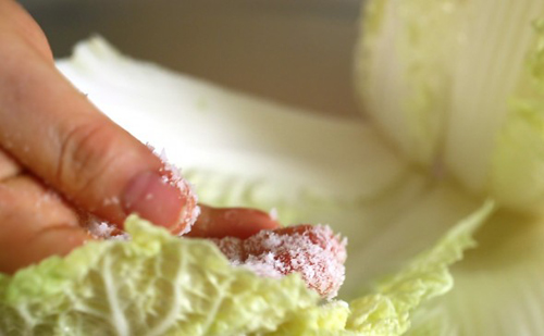 Giai đoạn muối cải thảo cần đến sự tỉ mỉ, kh&eacute;o l&eacute;o của c&aacute;c b&agrave; nội trợ