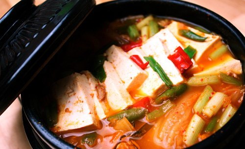 Kim chi cải thảo H&agrave;n Quốc c&oacute; thể d&ugrave;ng ăn k&egrave;m hoặc chế biến th&agrave;nh nhiều m&oacute;n ăn hấp dẫn kh&aacute;c
