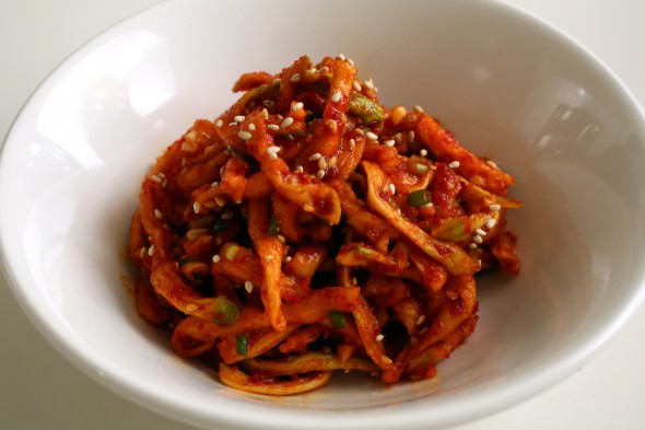 Kim chi củ cải kh&ocirc; được đ&aacute;nh gi&aacute; l&agrave; m&oacute;n ngon mỗi ng&agrave;y kh&oacute; cưỡng của ẩm thực xứ H&agrave;n