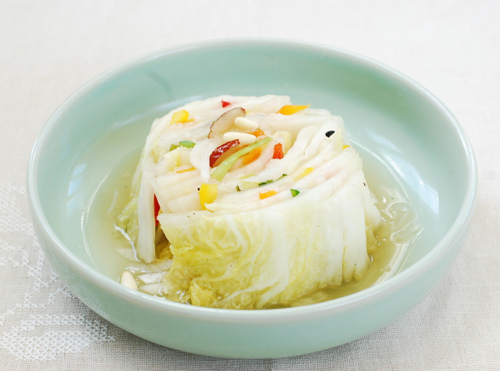 C&aacute;ch l&agrave;m kim chi trắng kh&ocirc;ng hề kh&oacute;, chỉ cần đầy đủ nguy&ecirc;n liệu v&agrave; ch&uacute;t kh&eacute;o tay