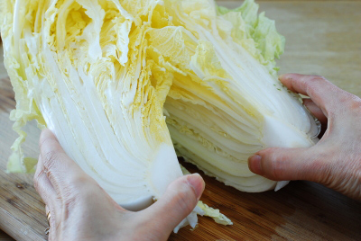 Cải thảo l&agrave;m kim chi cắt l&agrave;m 4 theo chiều dọc, ng&acirc;m trong nước pha ch&uacute;t muối