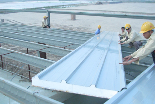 Sử dụng t&ocirc;n PU c&aacute;ch nhiệt cũng l&agrave; c&aacute;ch l&agrave;m m&aacute;t nh&agrave; đơn giản
