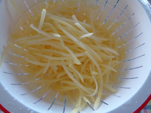 Biết c&aacute;ch l&agrave;m mứt khoai t&acirc;y sẽ gi&uacute;p menu b&aacute;nh kẹo dịp Tết th&ecirc;m đa dạng