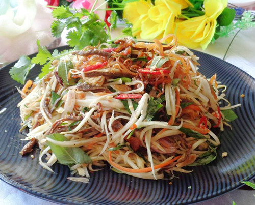 C&aacute;chl&agrave;m nộm b&ograve; kh&ocirc; đu đủ xanh kh&ocirc;ng kh&oacute;, chỉ cần c&aacute;c b&agrave; nội trợ tỉ mỉ một ch&uacute;t