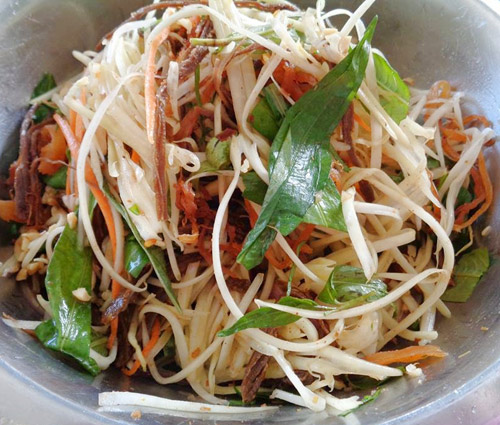 Nộm b&ograve; kh&ocirc; đu đủ xanh th&iacute;ch hợp trong những bữa ăn ng&agrave;y cuối tuần