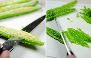 Bổ dọc quả mướp đắng, m&oacute;c bỏ phần ruột rồi th&aacute;i miếng mỏng