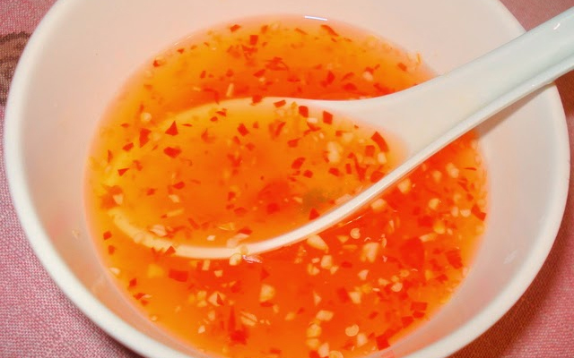 Nước chấm chua ngọt cho m&oacute;n nộm th&ecirc;m đậm đ&agrave;