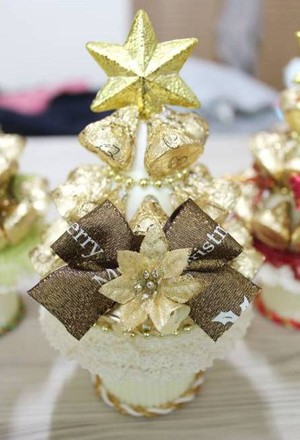 C&acirc;y th&ocirc;ng Noel bằng kẹo chocolate đ&atilde; ho&agrave;n th&agrave;nh 