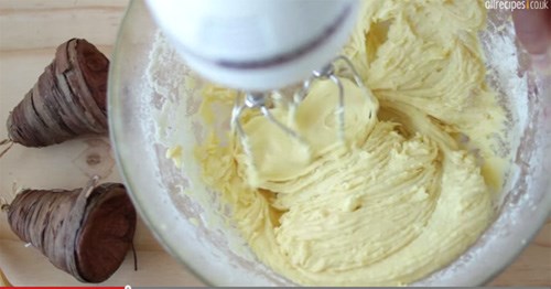 Đập trứng v&agrave;o t&ocirc; lớn đựng bột mỳ, đ&aacute;nh thật b&ocirc;ng