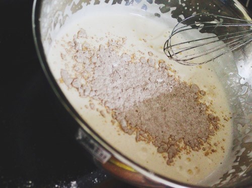 R&acirc;y c&aacute;c loại bột, rồi d&ugrave;ng phới lồng trộn