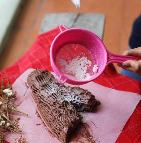 D&ugrave;ng nĩa tạo v&acirc;n như kh&uacute;c c&acirc;y v&agrave; rắc một &iacute;t bột cacao hoặc đường t&aacute;n l&ecirc;n tr&ecirc;n