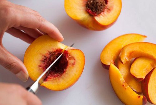 Bổ đ&agrave;o miếng m&uacute;i cau rồi cho v&agrave;o m&aacute;y xay