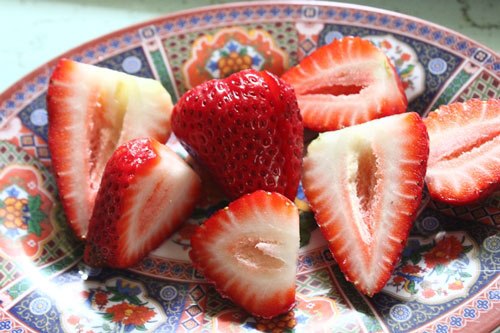 D&acirc;u t&acirc;y rửa sạch, bỏ n&uacute;m cắt đ&ocirc;i 