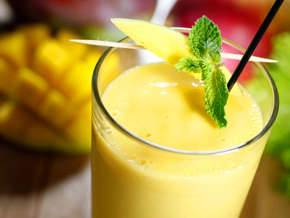 C&aacute;ch l&agrave;m sinh tố xo&agrave;i sẽ gi&uacute;p c&aacute;c b&agrave; nội trợ c&oacute; m&oacute;n giải kh&aacute;t m&ugrave;a h&egrave; thơm m&aacute;t ghi điểm trong mắt cả nh&agrave; 