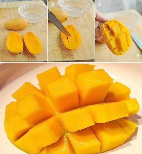 Cắt l&aacute;t 2 b&ecirc;n m&aacute; xo&agrave;i v&agrave; d&ugrave;ng dao cắt thịt xo&agrave;i th&agrave;nh c&aacute;c đường kh&iacute;a sau đ&oacute; lộn ngược lại 