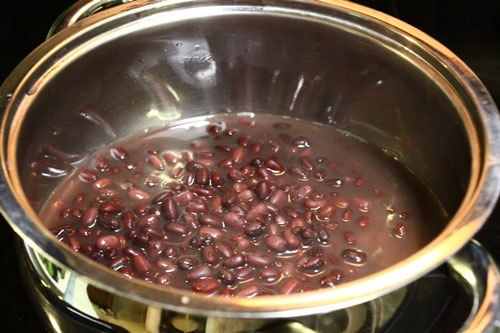 Cho đậu đỏ v&agrave;o nồi &aacute;p suất c&ugrave;ng với một lượng nước vừa phải