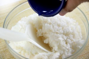 Khi cơm ch&iacute;n để cơm c&ograve;n hơi ấm rồi th&ecirc;m một ch&uacute;t dấm v&agrave;o