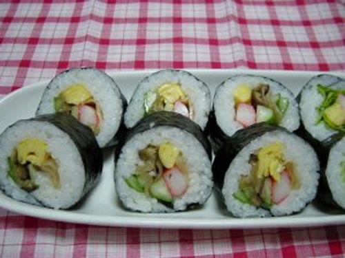 Chỉ cần v&agrave;i bước đơn giản, c&aacute;c chị em đ&atilde; c&oacute; ngay m&oacute;n sushi chay đổi vị cho bữa cơm gia đ&igrave;nh