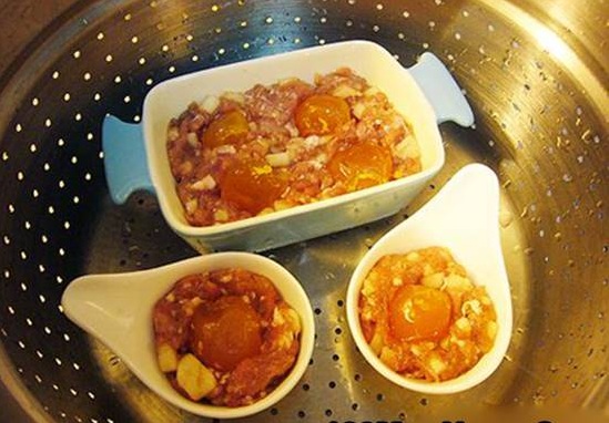 Đặt b&aacute;t thịt v&agrave;o nồi nước đ&atilde; đun s&ocirc;i để hấp c&aacute;ch khoảng 20 -30 ph&uacute;t