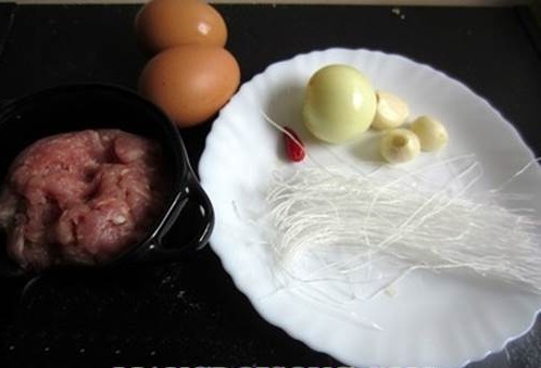 Chuẩn nguy&ecirc;n liệu l&agrave; kh&acirc;u quan trọng trong c&aacute;ch l&agrave;m thịt hấp trứng muối