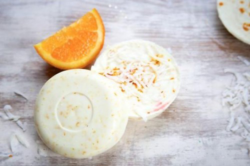 B&ecirc;n cạnh c&aacute;ch l&agrave;m x&agrave; ph&ograve;ng handmade trắng da hương cam dừa, sử dụng chanh cũng được nhiều chị em tin d&ugrave;ng
