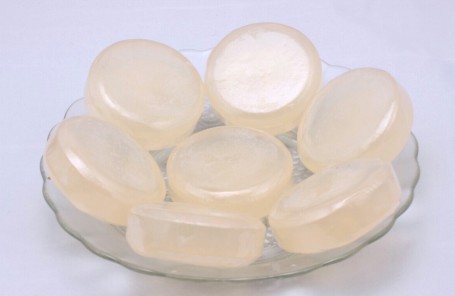Với c&aacute;ch l&agrave;m x&agrave; ph&ograve;ng handmade từ dầu dừa, l&agrave;n da sẽ lu&ocirc;n trắng s&aacute;ng v&agrave; mịn m&agrave;ng