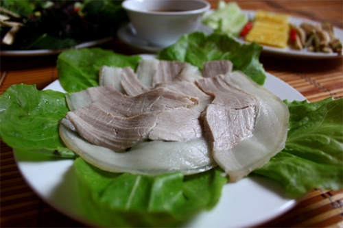 Ph&aacute;t hoảng v&igrave; luộc thịt lợn, bọt n&acirc;u tr&ugrave;m k&iacute;n nồi