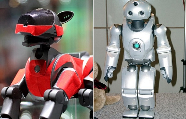 Ch&uacute; ch&oacute; Aibo v&agrave; robot QRIO của Sony. Ảnh: Sony