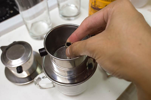 Khi bạn chế nước s&ocirc;i v&agrave;o phin chứa c&agrave; ph&ecirc; nguy&ecirc;n chất, lập tức bột c&agrave; ph&ecirc; sẽ nở phồng l&ecirc;n, sủi bọt mạnh, thậm ch&iacute; tr&agrave;n ra cả ngo&agrave;i phin