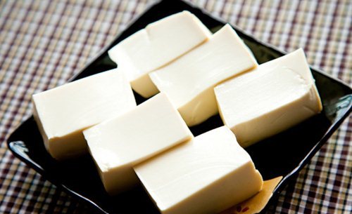 C&aacute;ch ph&acirc;n biệt đậu phụ chứa thạch cao v&agrave; đậu phụ sạch đầu ti&ecirc;n đ&oacute; l&agrave; dựa v&agrave;o m&agrave;u sắc của sản phẩm
