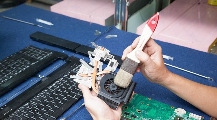 Vệ sinh bộ phận bên trong thường xuyên để tản nhiệt laptop tốt hơn