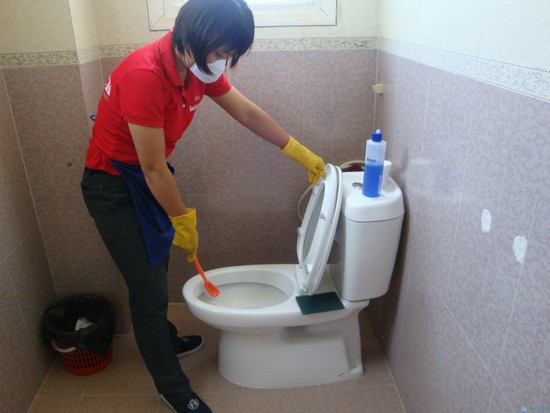 Các bà nội trợ thường ‘đau đầu’ trong việc tìm cách tẩy sạch bồn cầu bị ố vàng Các bà nội trợ thường ‘đau đầu’ trong việc tìm cách tẩy sạch bồn cầu bị ố vàng