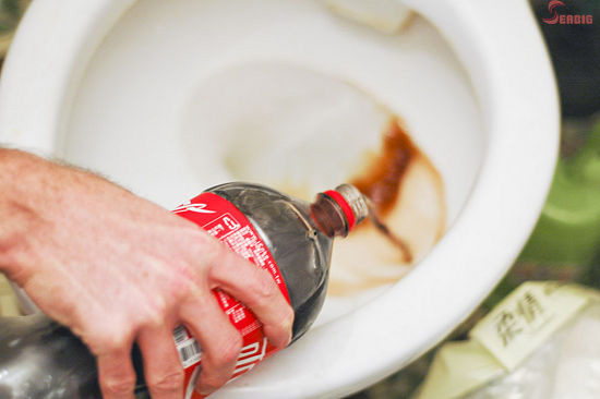 Các bà nội trợ có thể thử các cách tẩy sạch bồn cầu bị ố vàng với chanh, coca hoặc dấm trắng Các bà nội trợ có thể thử các cách tẩy sạch bồn cầu bị ố vàng với chanh, coca hoặc dấm trắng