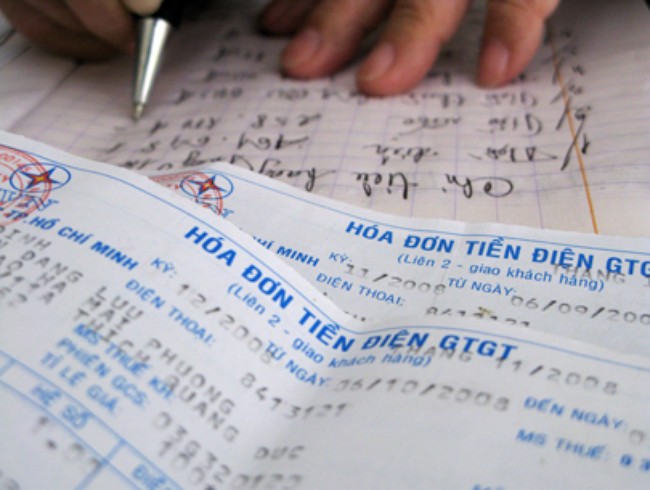 EVN H&agrave; Nội khuyến c&aacute;o c&aacute;c gia đ&igrave;nh sử dụng sản phẩm tiết kiệm điện, theo d&otilde;i s&aacute;t h&oacute;a đơn tiền điện trong m&ugrave;a nắng n&oacute;ng