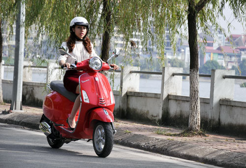 Một trong những mẹo tiết kiệm xăng xe m&aacute;y l&agrave; đi đều ga, kh&ocirc;ng tăng giảm ga đột ngột,&hellip;