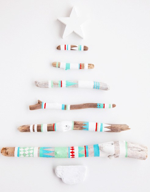 C&aacute;ch l&agrave;m c&acirc;y th&ocirc;ng Noel tr&ecirc;n tường từ c&agrave;nh c&acirc;y, kh&uacute;c gỗ