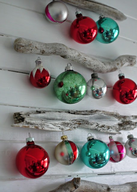 C&aacute;ch l&agrave;m c&acirc;y th&ocirc;ng Noel tr&ecirc;n tường từ c&agrave;nh c&acirc;y, kh&uacute;c gỗ
