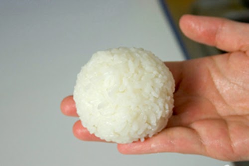 Cơm n&oacute;ng mang lại t&aacute;c dụng tuyệt vời trong việc trị mụn