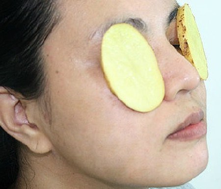 C&oacute; thể cắt hai l&aacute;t khoai t&acirc;y rồi đắp l&ecirc;n mặt