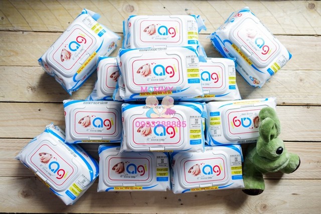 Khăn ướt l&agrave;m nh&aacute;i, l&agrave;m giả c&oacute; bao b&igrave; ghi th&agrave;nh phần, hướng dẫn sử dụng, ng&agrave;y sản xuất v&agrave; hạn sử dụng rất chung chung