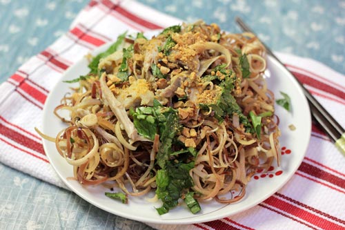 Nộm hoa chuối với thịt g&agrave; x&eacute;