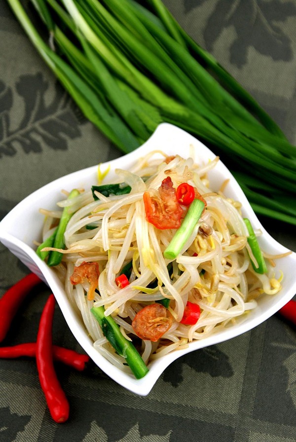 Nộm gi&aacute; đỗ với t&ocirc;m n&otilde;n